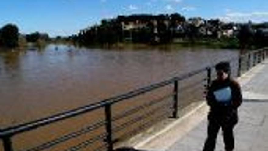 Expectación por la subida de nivel del río Guadiana