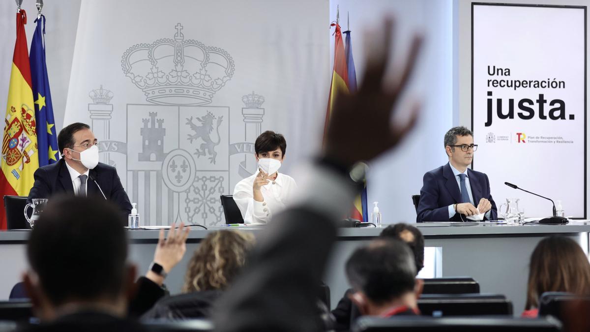 La ministra de Política Territorial y portavoz del Gobierno, Isabel Rodríguez (c), el ministro de Exteriores, José Manuel Albares (i) y el ministro de Presidencia, Félix Bolaños (d) durante la rueda de prensa tras el Consejo de Ministros celebrado este martes en el Palacio de la Moncloa.