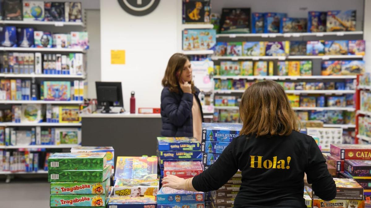 Muñecas, juegos de mesa y juguetes de todo tipo en una juguetería en València