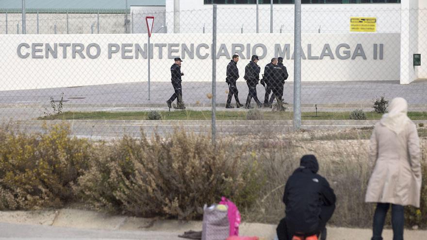 Familiares de los internos en la cárcel de Archidona, en los exteriores de la prisión.