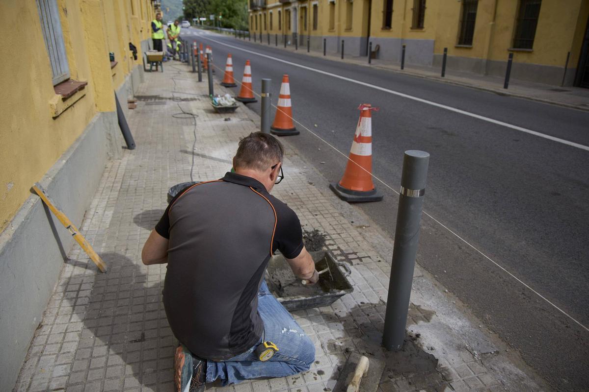 Les imatges de la reparació de les pilones que un vehicle s'ha endut a Anglès Les imatges de la reparació de les pilones que un vehicle s'ha endut a Anglès