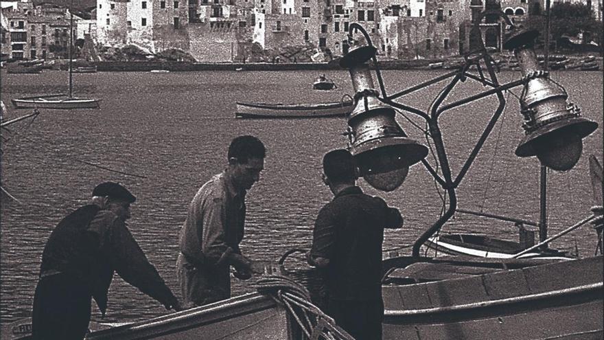 Uns pescadors preparant les barques a Es Pianc.