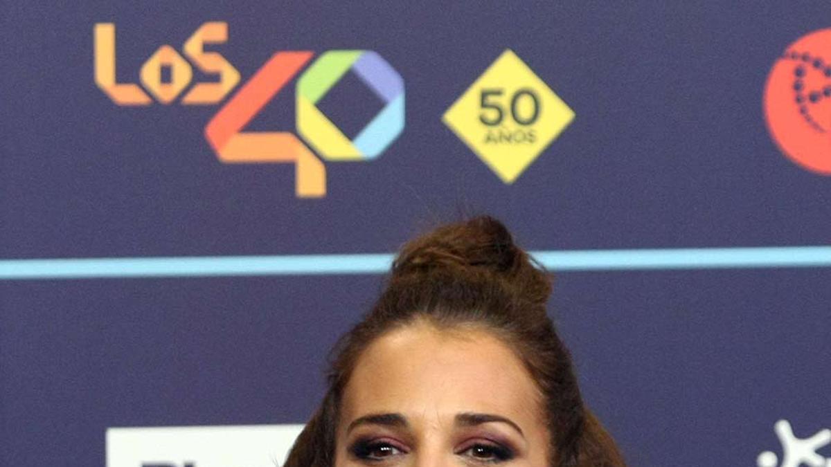 Paula Echevarría manda un beso en los Premios 40 Principales