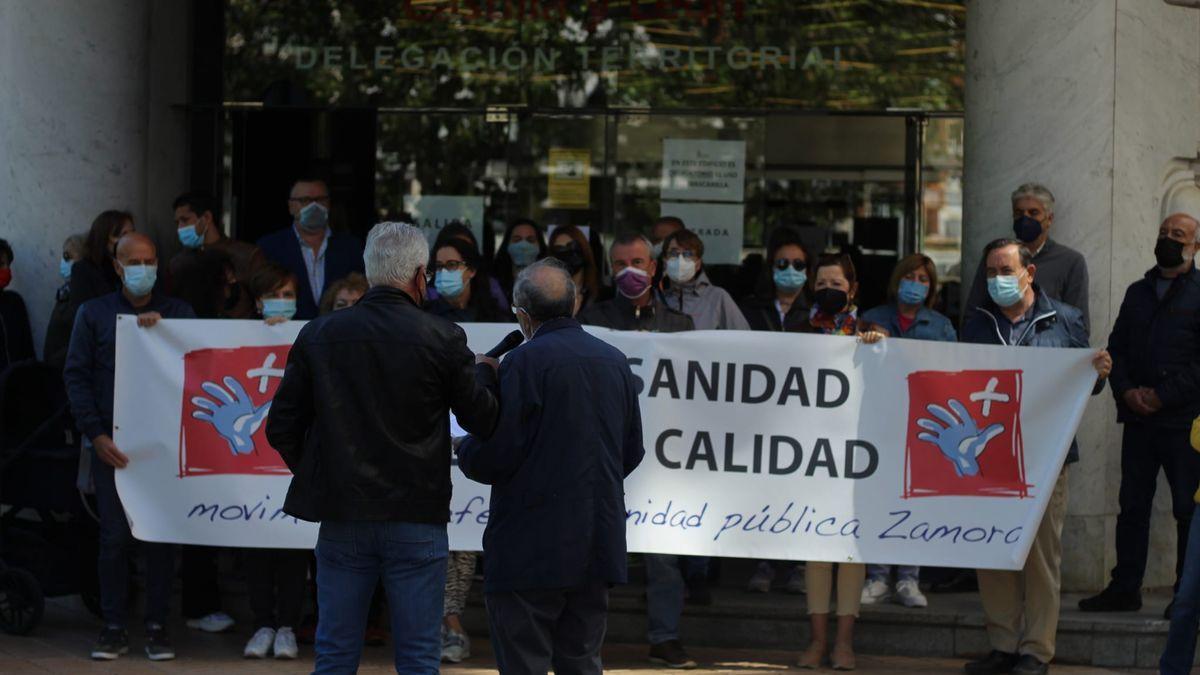 Un momento de la movilización a las puertas de la Junta de Castilla y León.