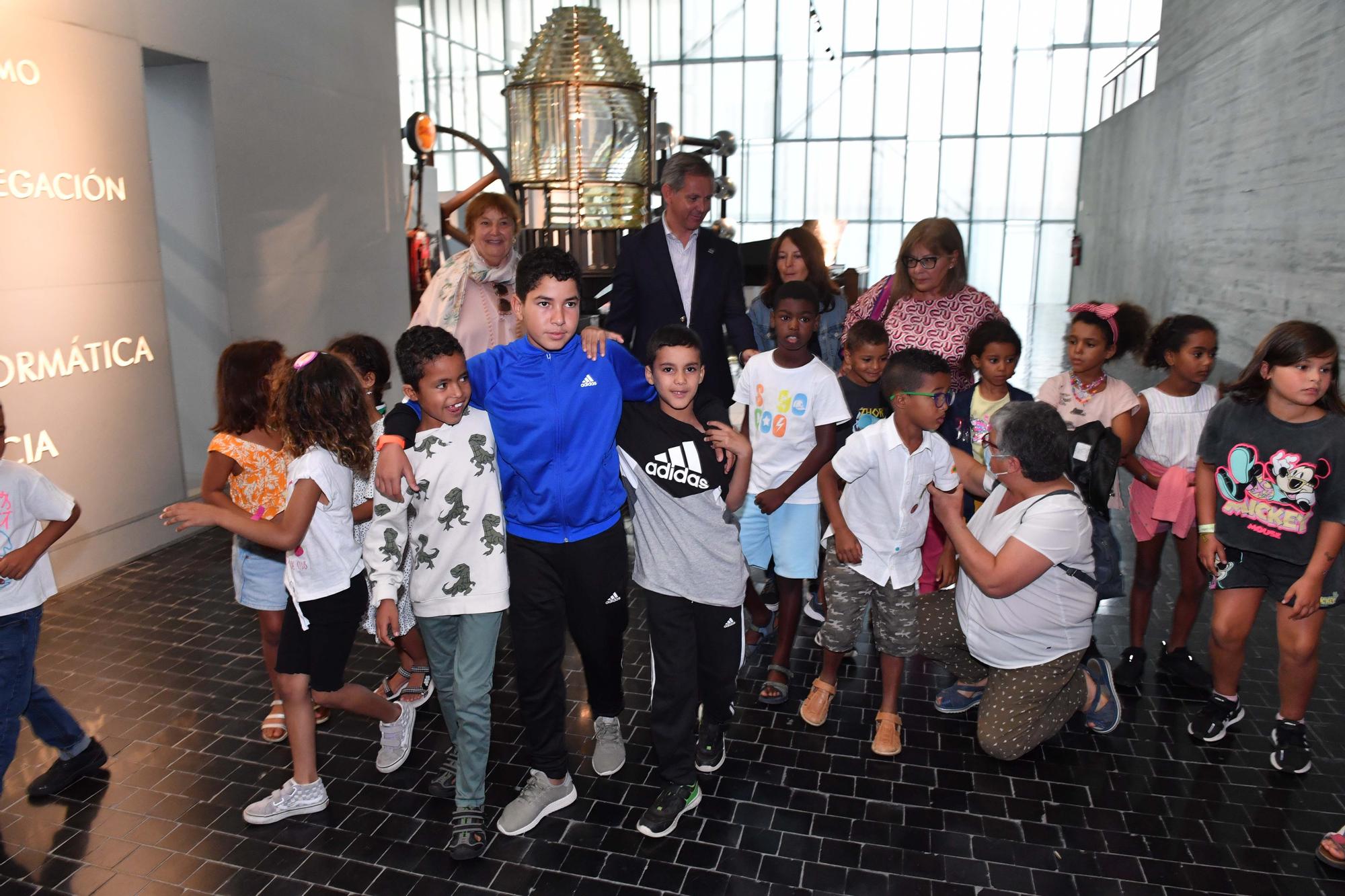 Niños saharauis del programa 'Vacaciones en paz' visitan el Muncyt de A Coruña