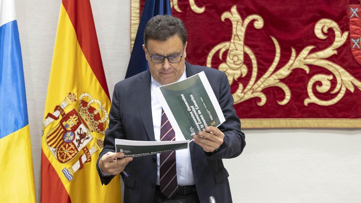 El consejero de Polí­tica Territorial, Manuel Miranda, estudia sus presupuestos antes de iniciar su comparecencia en el Parlamento.