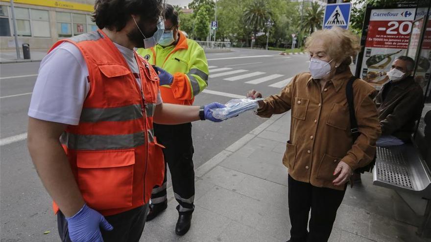 Cáceres reparte 3.000 mascarillas entre los mayores