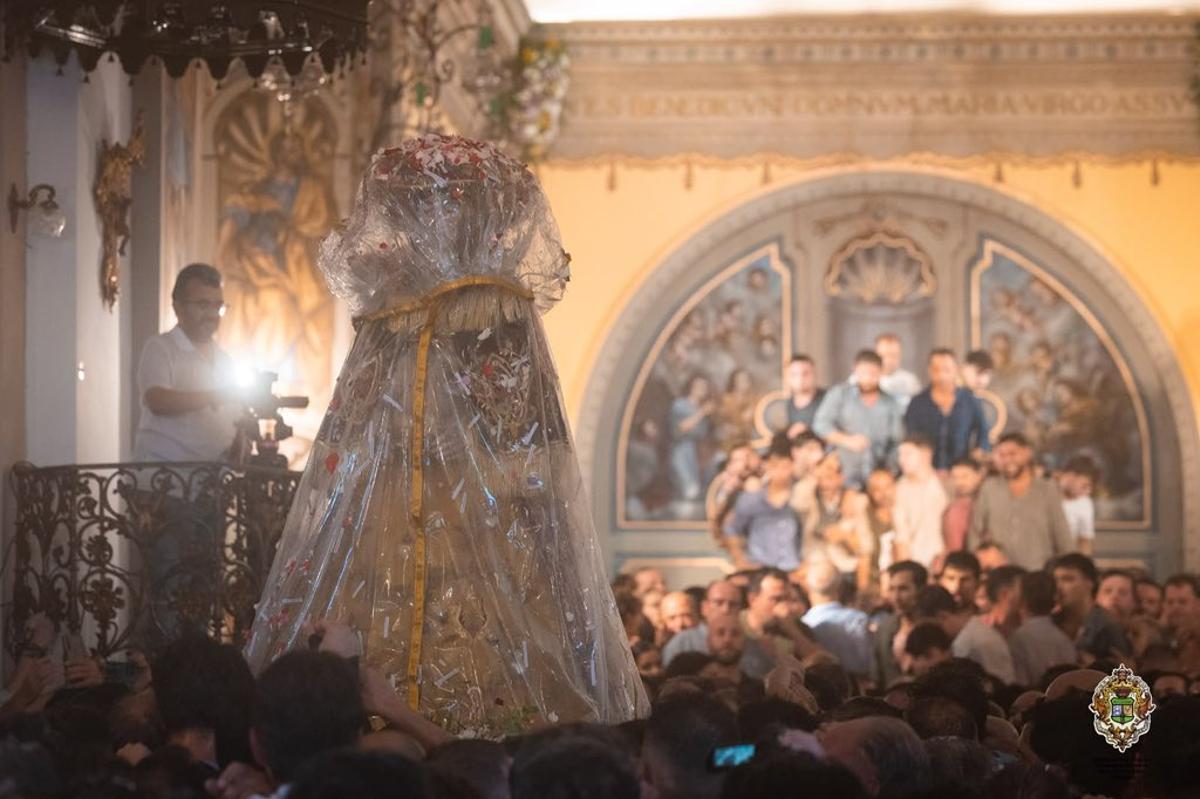 La Virgen del Rocío, protegida, entra en la parroquia