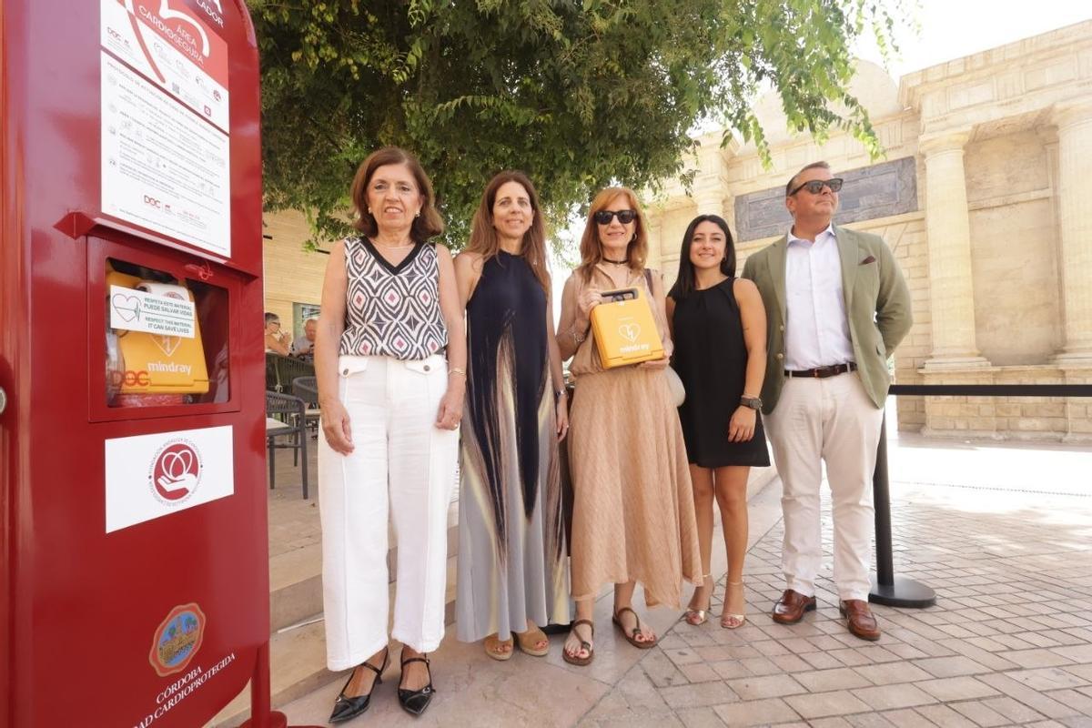 En la inauguración del nuevo nuevo desfibrilador han participado la teniente de alcalde y delegada de Salud y Consumo del Ayuntamiento de Córdoba, Cintia Bustos; la delegada de Sanidad de la Junta de Andalucía, María Jesús Botella; la presidenta de la Fundación Andaluza del Corazón y jefa de Cardiología del Hospital Universitario Reina Sofía, Dolores Mesa; la subdirectora médica del HURS, Elisa Roldán; y el área mánager de la zona sur de Almas Industries, Leonard Merino.