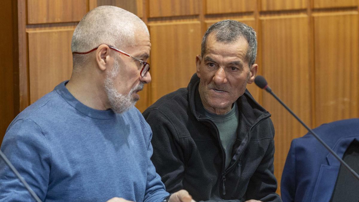 El encausado por el crimen de la escalera de Lorca (d), junto a un traductor, en la primera sesión de su juicio en la Audiencia Provincial.