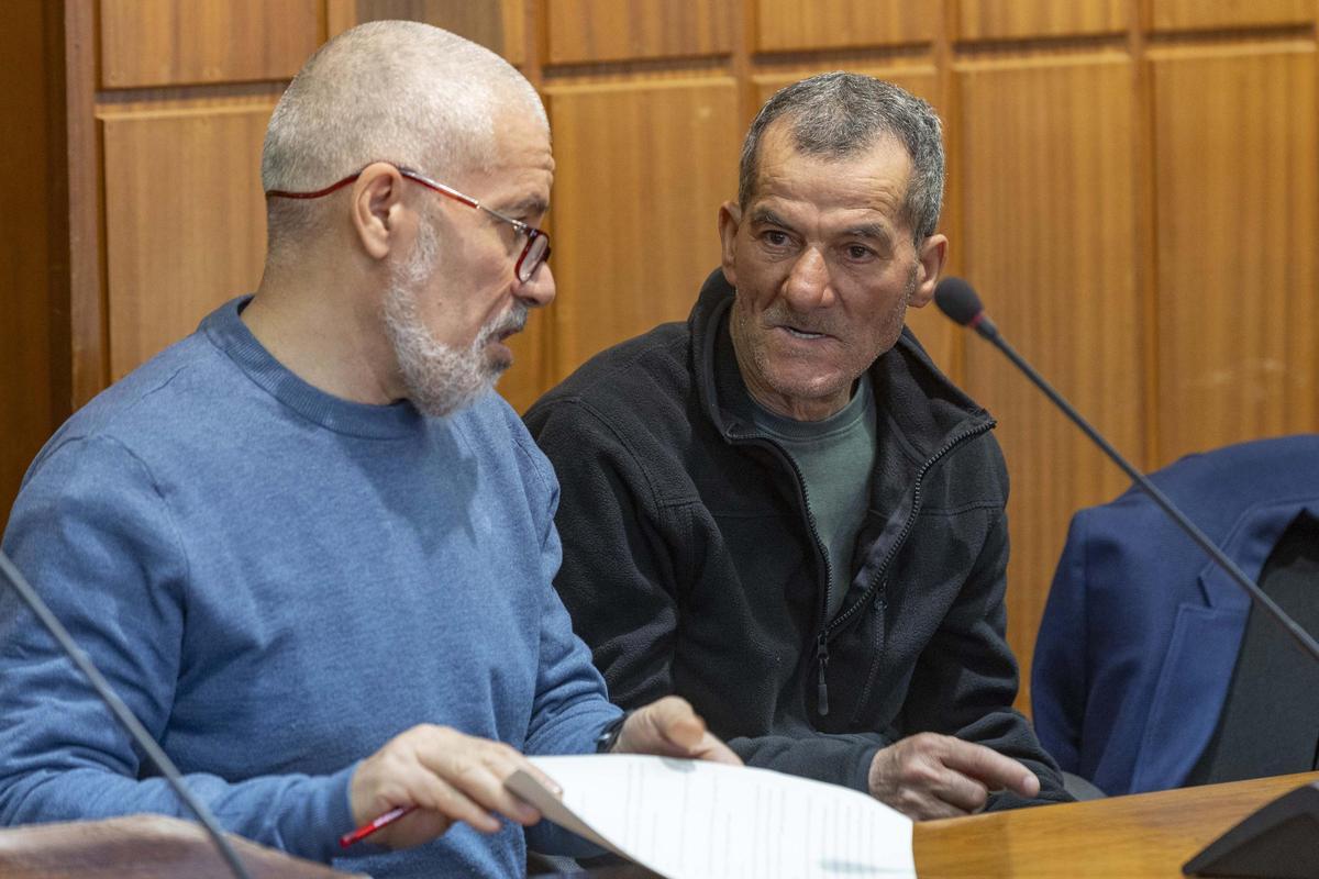 El encausado por el crimen de la escalera de Lorca (d), junto a un traductor, en la primera sesión de su juicio en la Audiencia Provincial.
