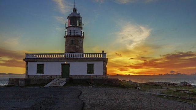 O faro de Corrubedo é un dos enclaves máis visitados en Ribeira. | CEDIDA