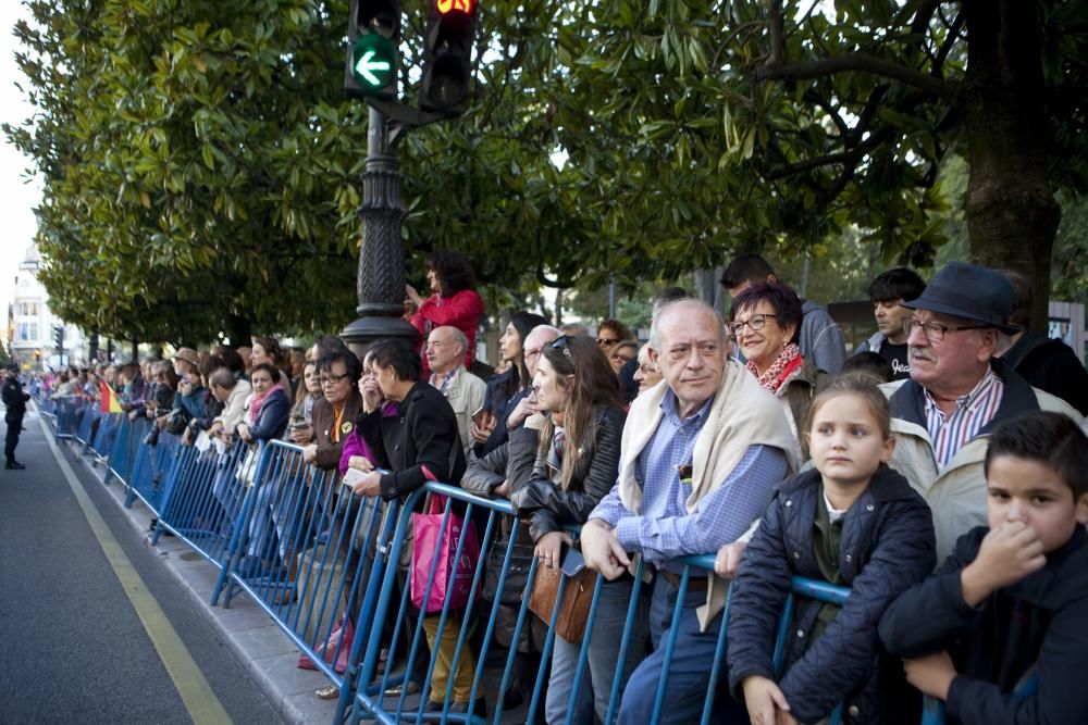 Ambiente en la calle durante la entrada a los premios y concentración antimonarquía