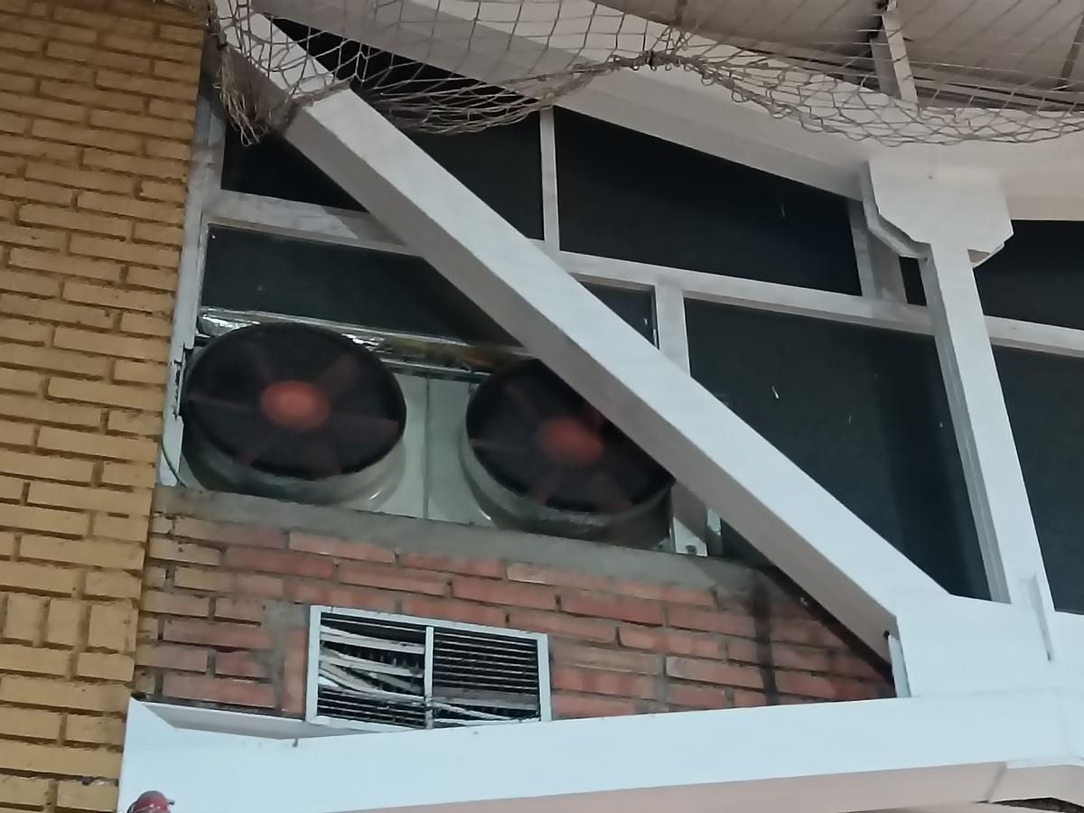 Los usuarios ven insuficiente las medidas contra el calor en verano, en polideportivo del Tiro de Pichón.