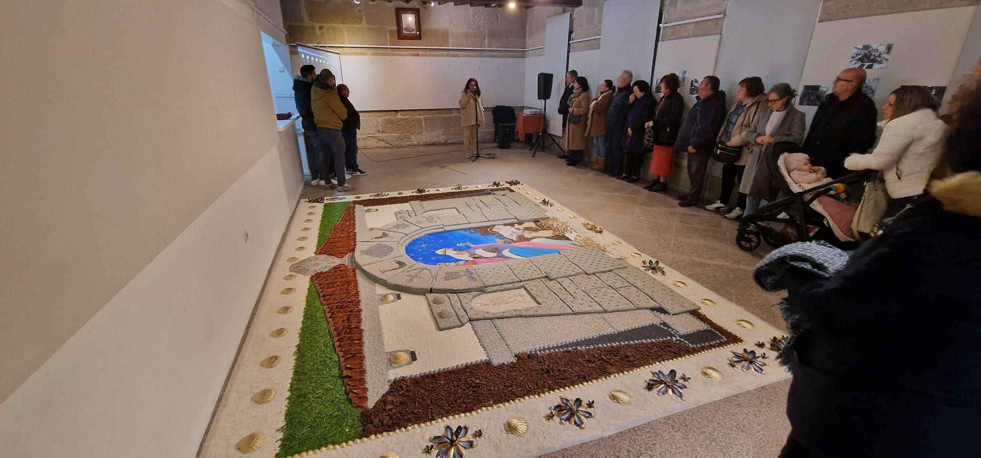 La inauguración de la alfombra "A maxia dos Santos Reis" en Bueu