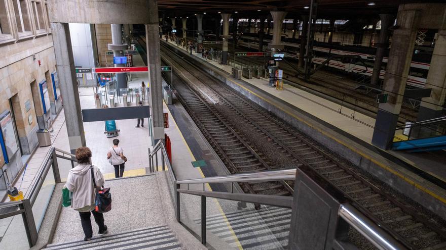 Desalojan la estación de tren de Oviedo por un incendio en un convoy de Feve