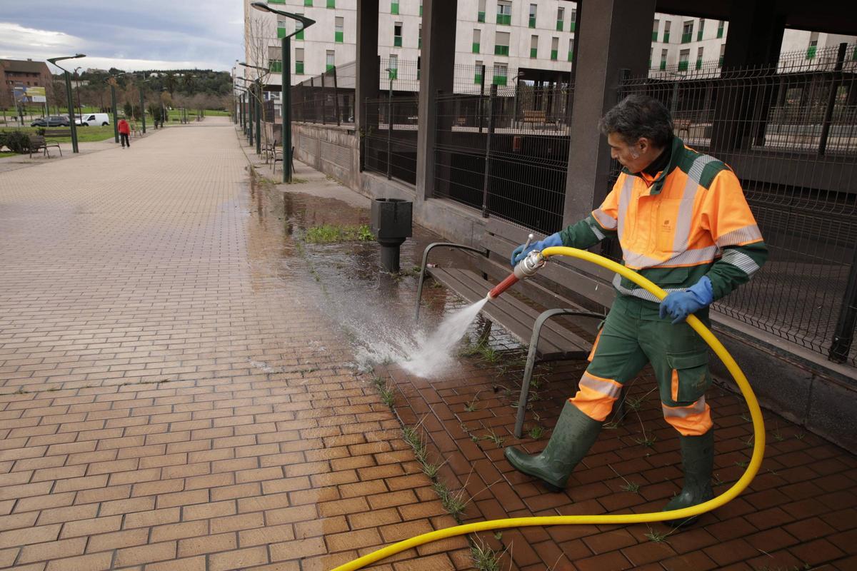 El amplio operativo en Gijón por la activación del protocolo anticontaminación, en imágenes