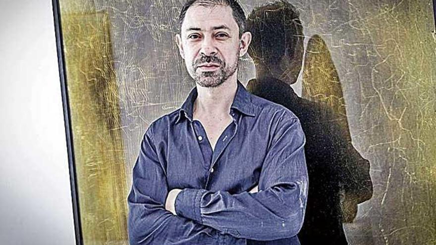 El artista Edward Lipski, ayer, en la galerÃ­a Maior.