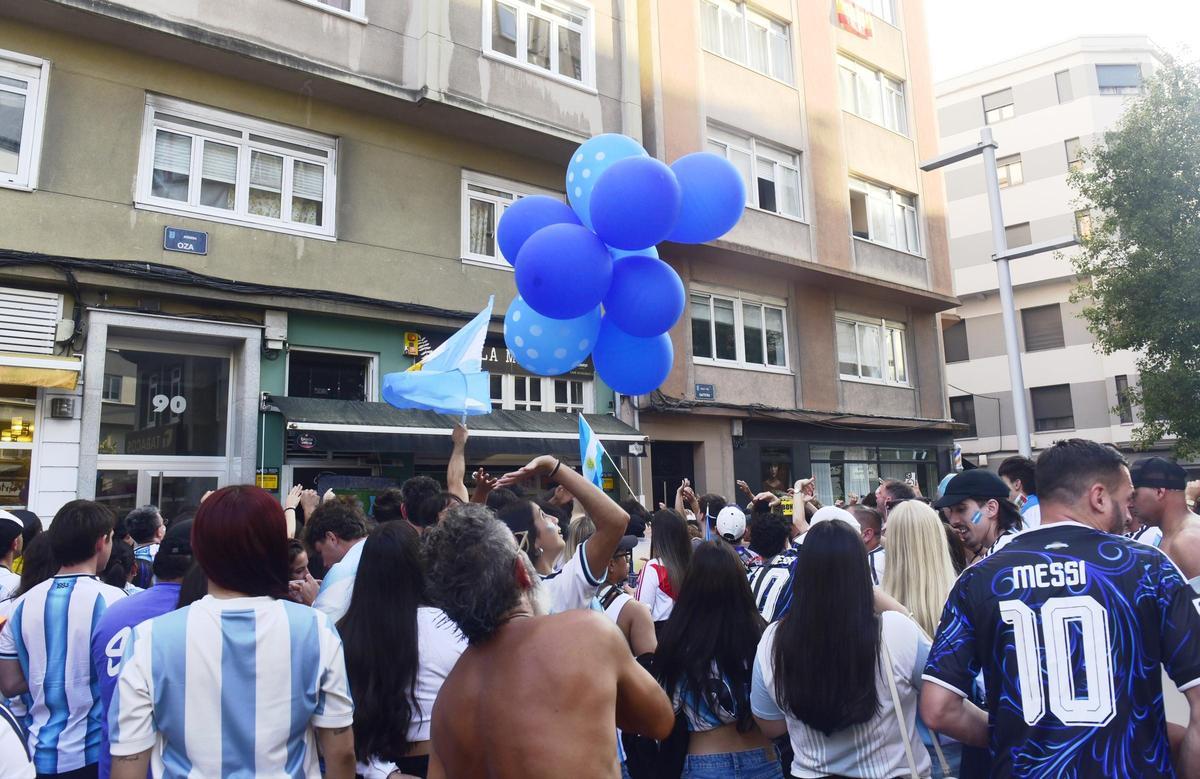 Aficionados argentinos siguen la final del Mundial en A Coruña