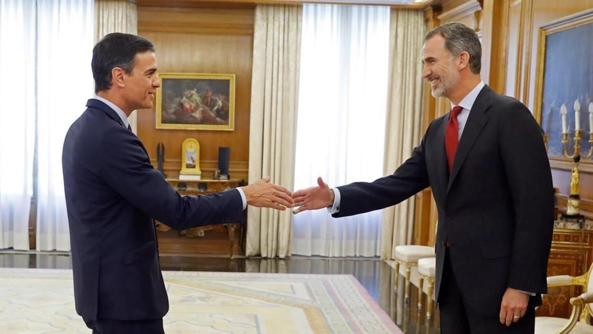 undefined48508813 spanish prime minister pedro sanchez greets spain s king fel190606192908