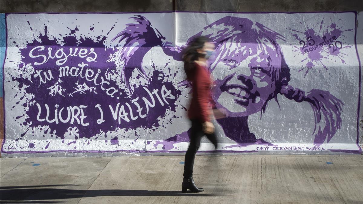 Mural sobre Pipi Calzaslargas y la lucha feminista en el colegio Cervantes de Sueca   FOTO  GERMAN CABALLERO