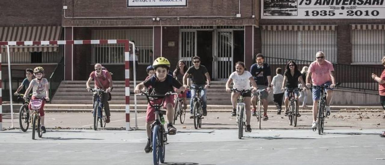 Escolares y padres del programa En Bici al Sorolla.