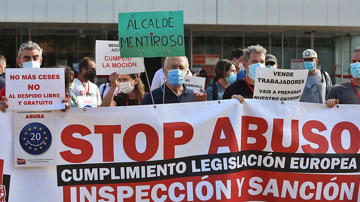 Manifestación de los interinos frente al Ayuntamiento de Zaragoza hace algunas semanas.  | ÁNGEL DE CASTRO