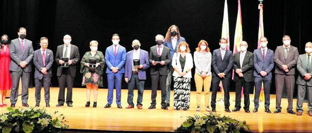 Los galardonados, con el 
alcalde y otros 
ediles. ayuntamiento  de sagunt | AYUNTAMIENTO DE SAGUNT