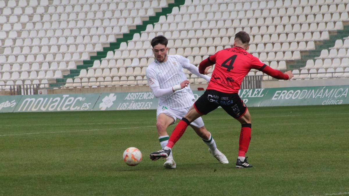 Marc Esteban realiza un regate durante el duelo ante el Ayamonte.