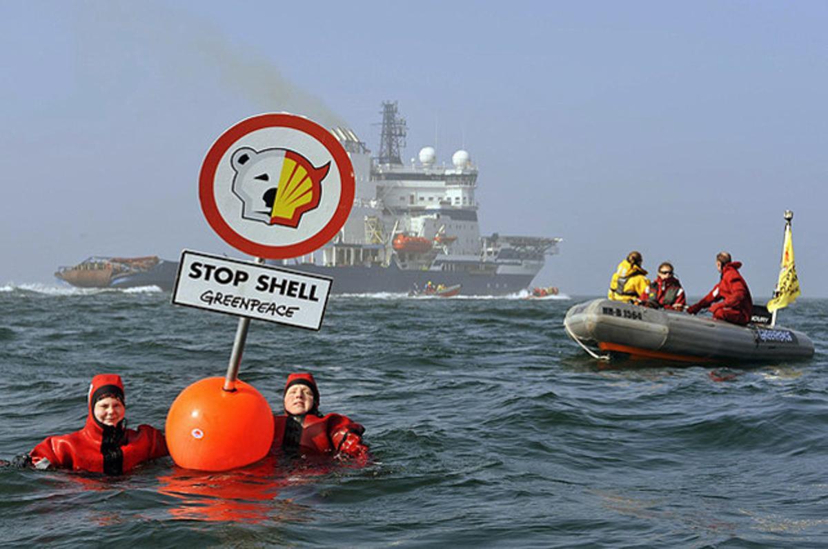 Dos activistes de Greenpeace neden davant d’un vaixell finlandès, al mar Bàltic, per protestar contra la participació de l’embarcació en l’extracció de petroli a Alaska.