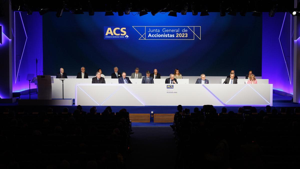 Archivo - El presidente del grupo ACS,  Florentino Pérez (4d), durante la Junta General de Accionistas