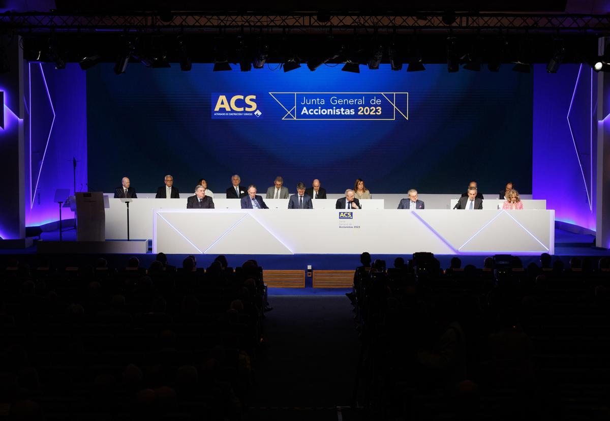 Archivo - El presidente del grupo ACS,  Florentino Pérez (4d), durante la Junta General de Accionistas