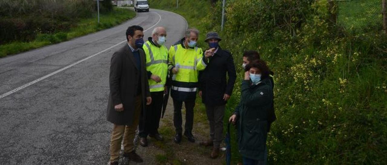 De izq. a dcha.: Luis López, los técnicos de la AXI, Félix Juncal, Xosé Leal y Elena Estévez, ayer en la PO-315 en el entorno de la Costa do Figueirón. |   // GONZALO NÚÑEZ