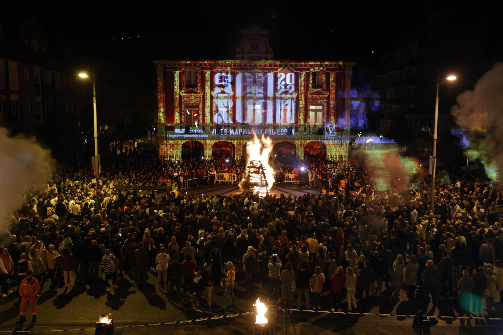 Las hogueras de San Xuan iluminan de nuevo la noche en toda Asturias