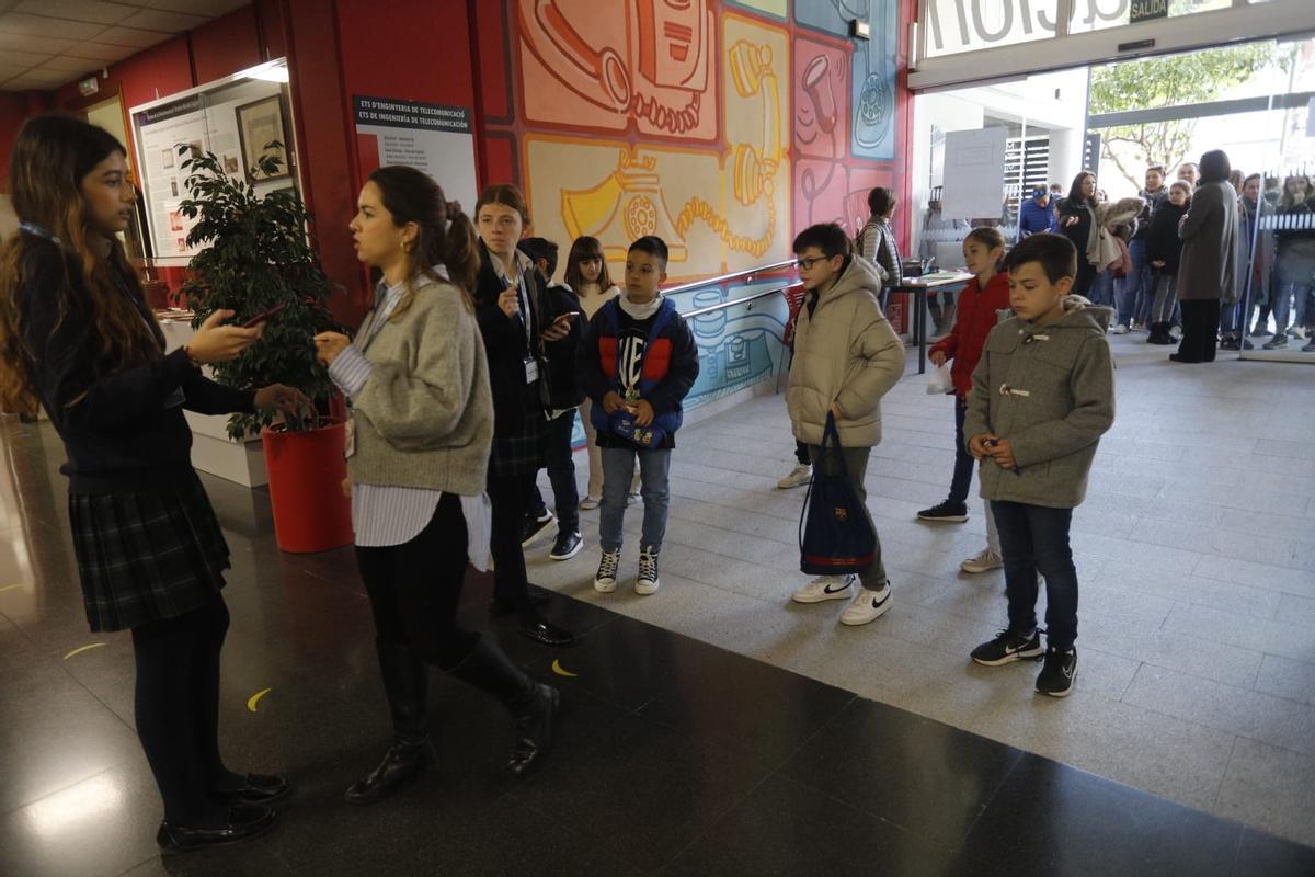 Estudiantes acceden a la Escuela de Ingenieros de Caminos.