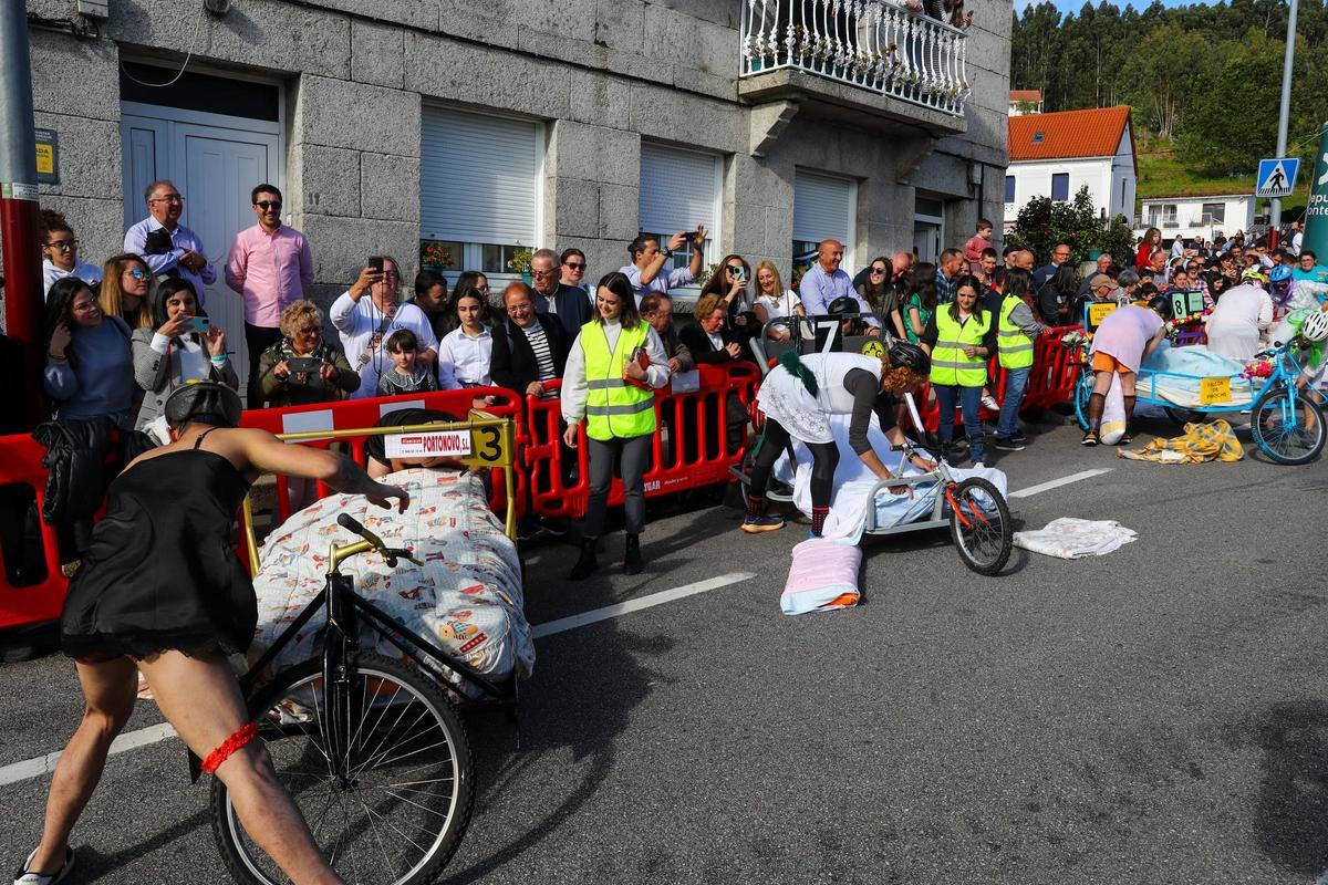 "Os Rompecolchóns 2.0" se impone en una carrera de camas de Meaño que deja espectaculares imágenes