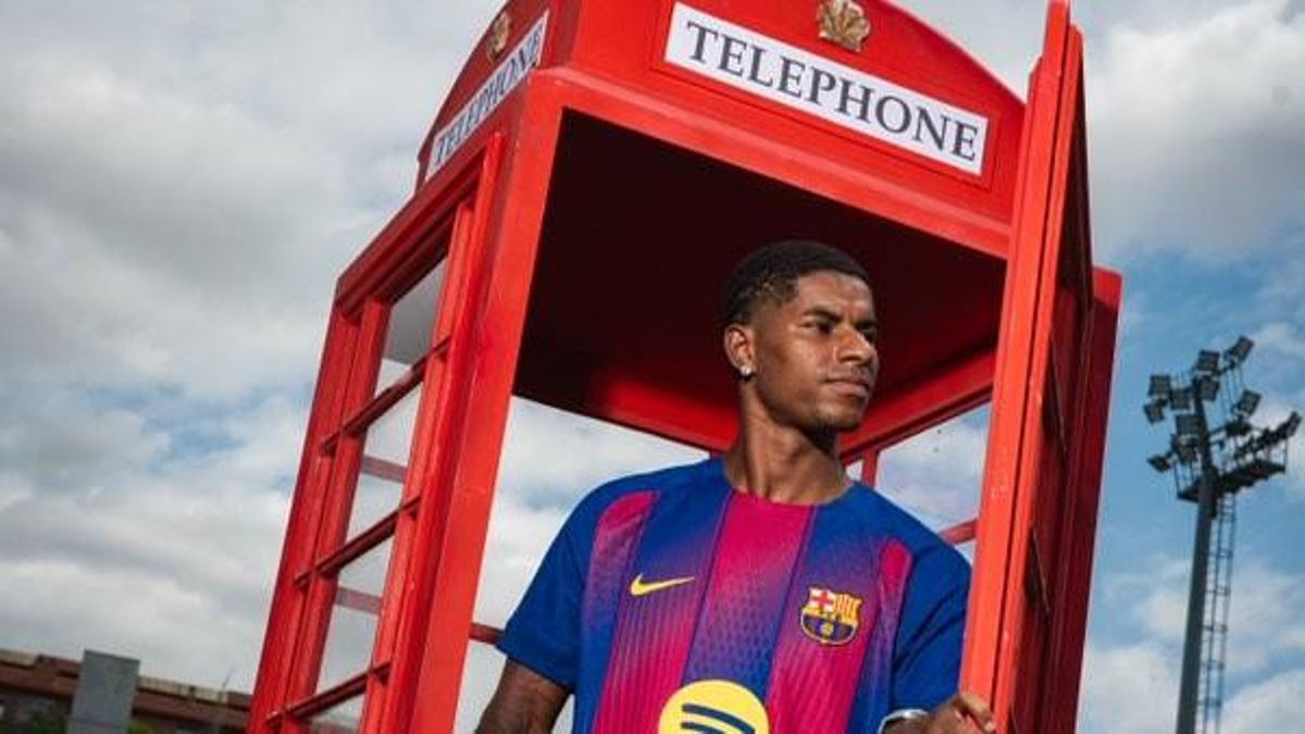 Rashford sale de la cabina telefónica londinense en la que anunció su fichaje por el Barça.