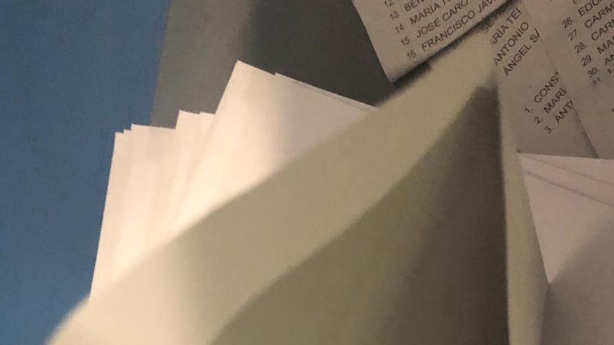 Foto enviada por el PSOE con uno de los sobres con una papeleta del PP dentro.