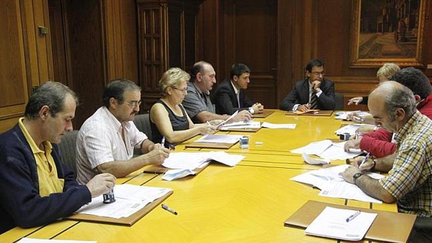 Los alcaldes firman el convenio en presencia de Fernando Martínez Maíllo, presidente de la Diputación.