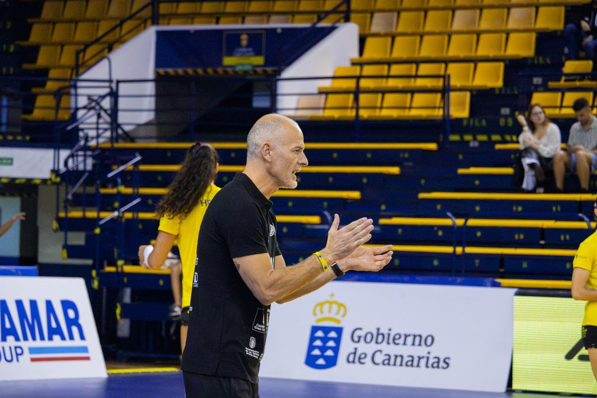 Fran Carballo da instrucciones a sus jugadoras durante un partido.