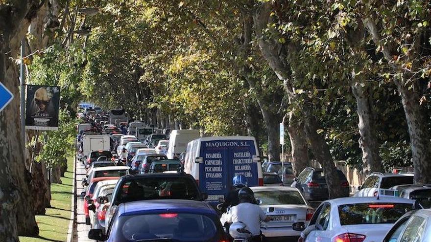 Atasco en el Paseo de los Curas por los cambios de tráfico que se están acometiendo.