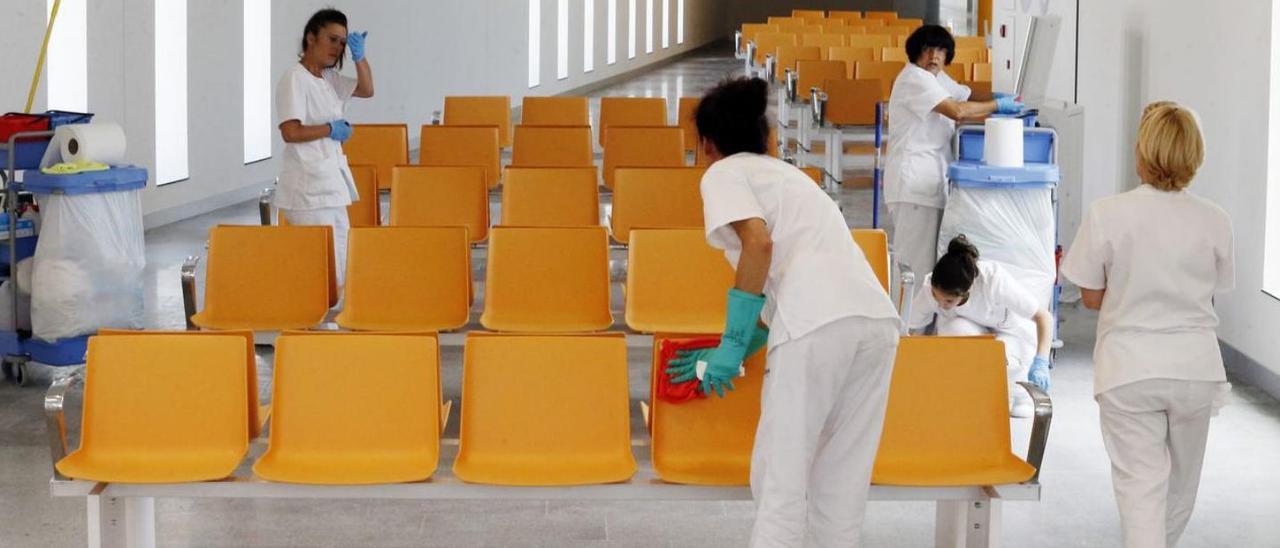 Labores de limpieza en una sala de espera del Cunqueiro, antes de su estreno.   | MARTA G. BREA