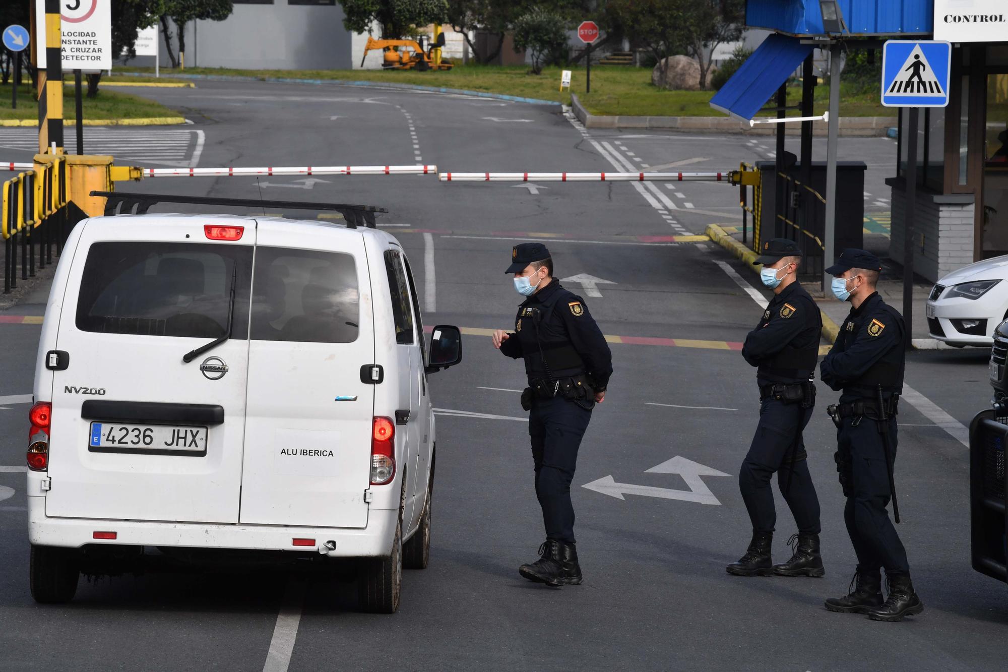 Registro policial en la fábrica de Alú Ibérica