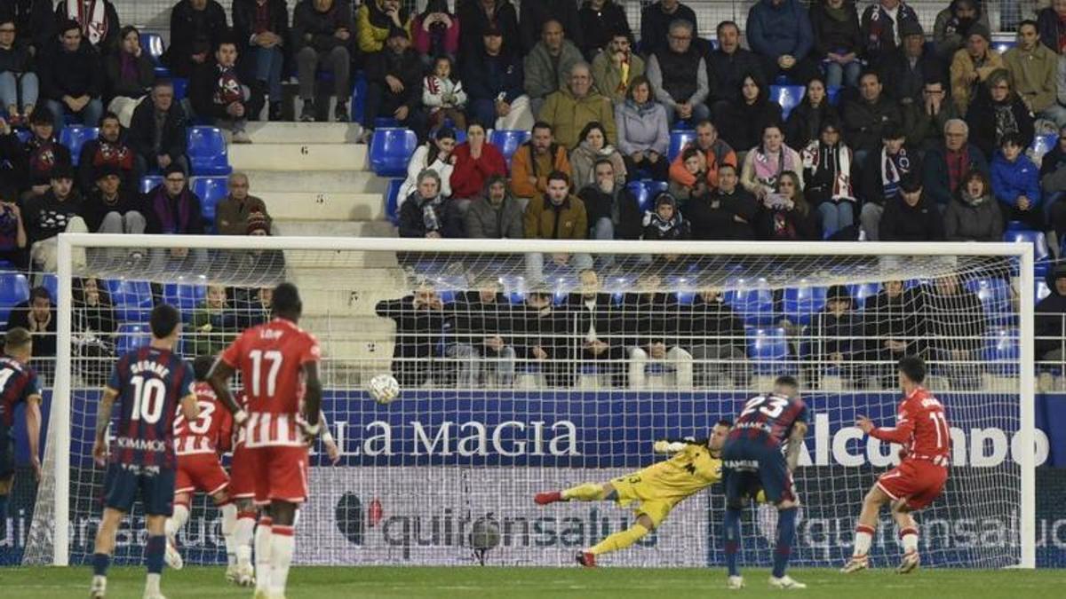 Arribas bate a Dani Jiménez desde el punto de penalti para poner el 1-2 en el marcador.