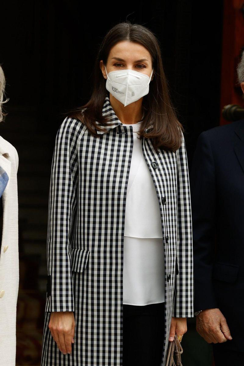 La reina Letizia, con chaqueta de cuadros vichy en la reunión de la Fundación RAE