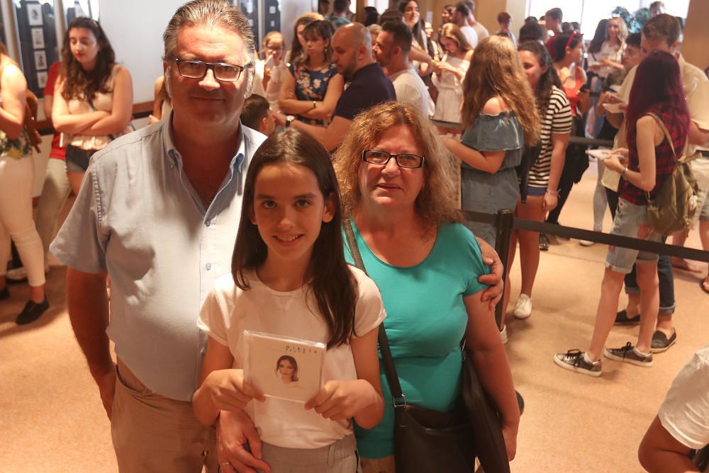 Firma de discos de Mireya de OT en Málaga