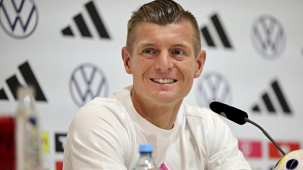 Toni Kroos atiende a los medios tras el entreno con la Selección alemana en Herzogenaurach