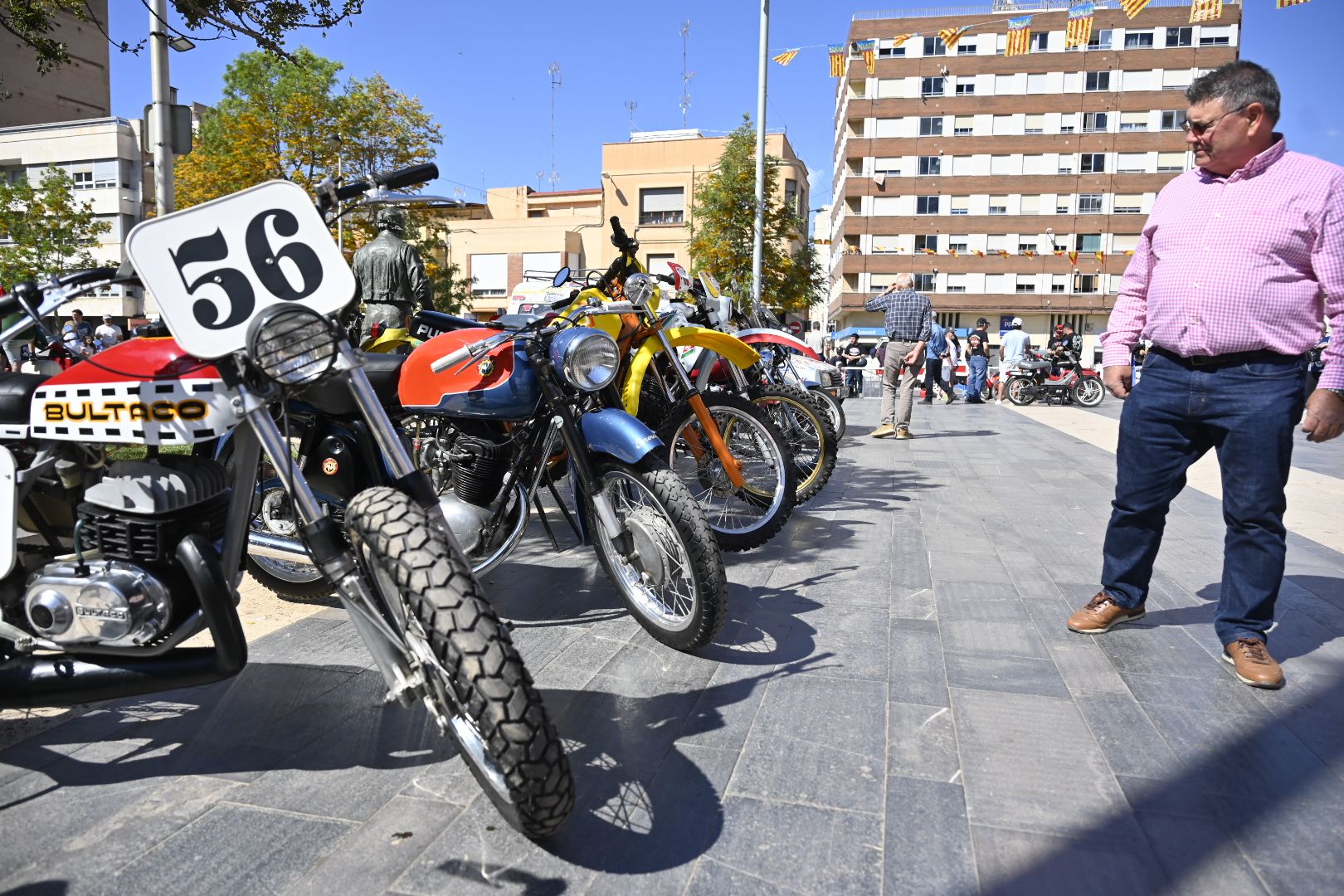 Galería de imágenes: Motos clásicas y vespas 'invaden' Almassora