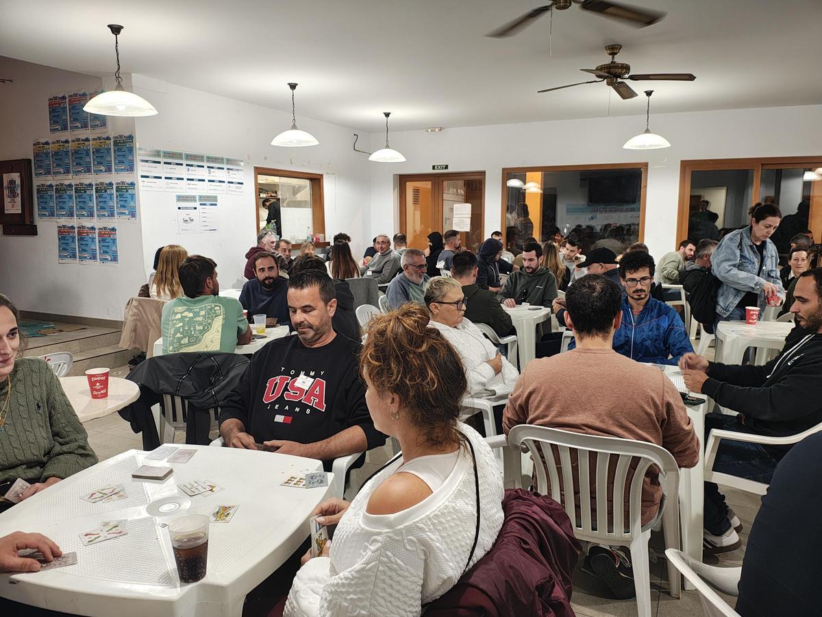Búger acogió el VIII Gran Torneig de Truc donde se reunieron más de un centenar de jugadores.