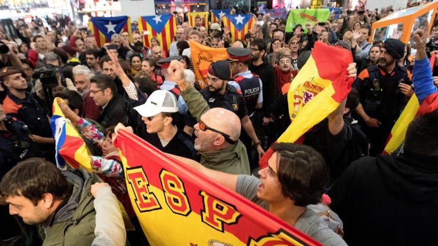 Manifestantes en la estación de Sants.